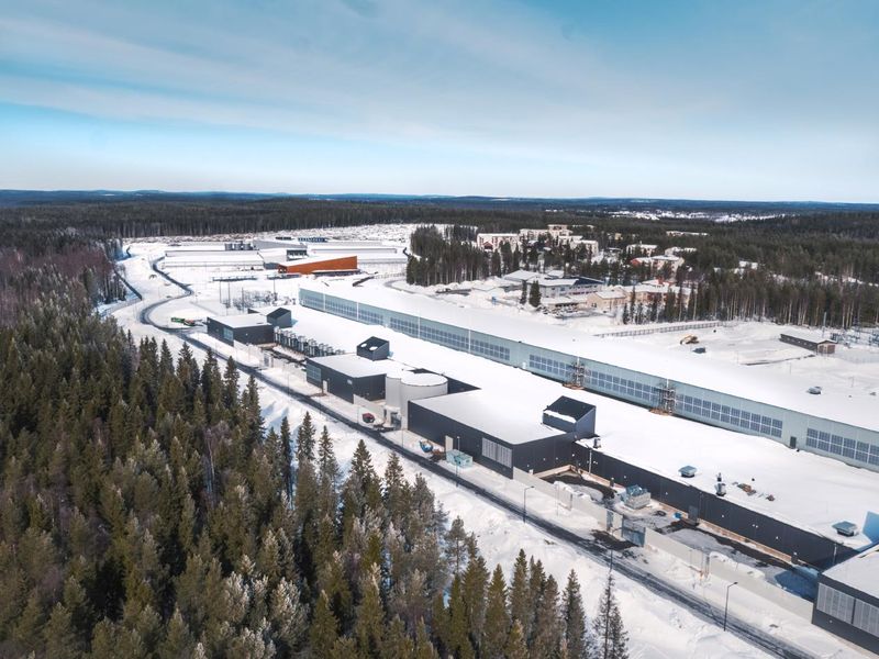 Fig. 2. Aerial view of Facebook’s data center in Luleaa, Sweden. Source: https://resize-v3.pubpub.org/eyJidWNrZXQiOiJhc3NldHMucHVicHViLm9yZyIsImtleSI6Ijdic3loMDMxLzExNjExOTU5MzkwNDcxLmpwZyIsImVkaXRzIjp7InJlc2l6ZSI6eyJ3aWR0aCI6ODAwLCJmaXQiOiJpbnNpZGUiLCJ3aXRob3V0RW5sYXJnZW1lbnQiOnRydWV9fX0=
